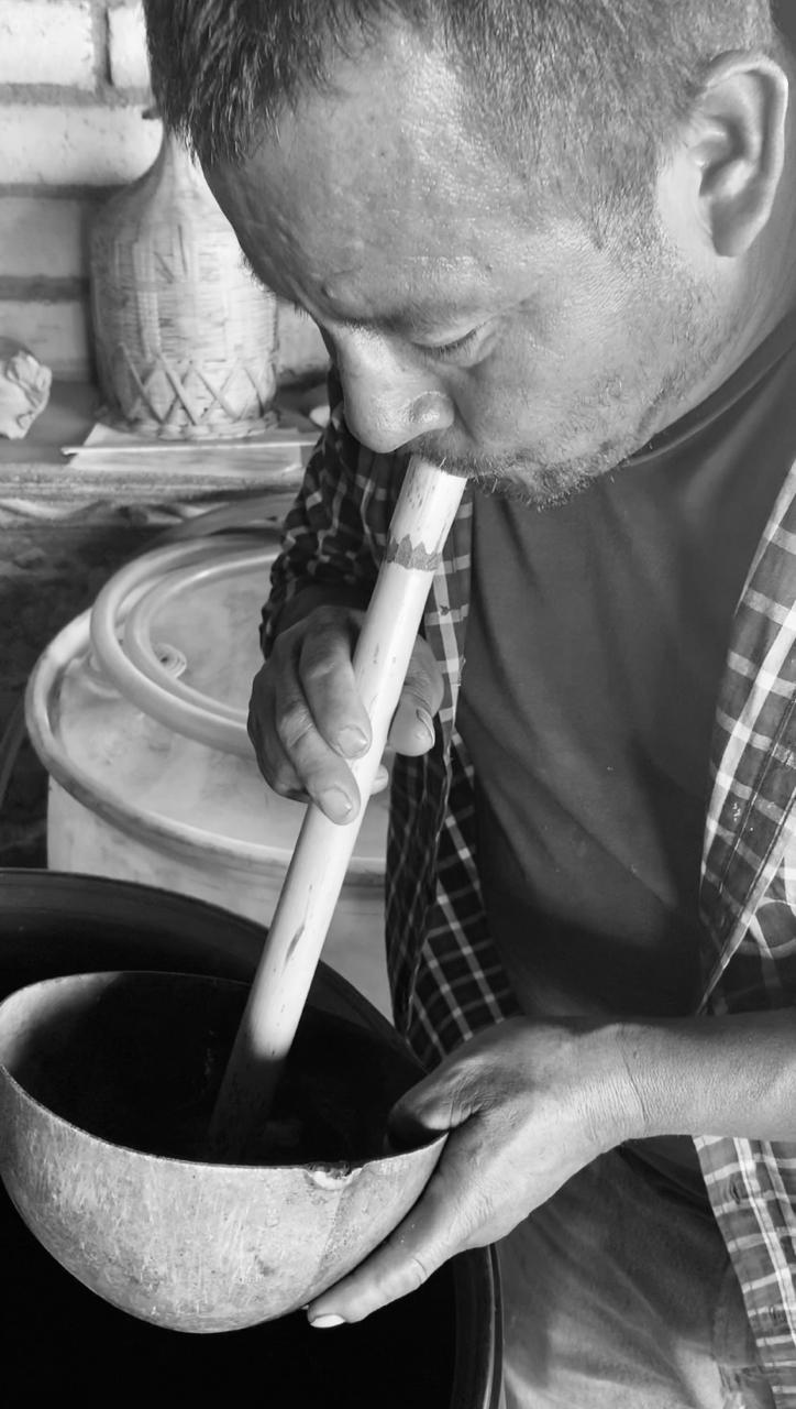 Imagen 1: Maestro mezcalero Nicasio García realizando el venenciado Fuente: Foto tomada por Naydelin Jazibe Pérez Baños.